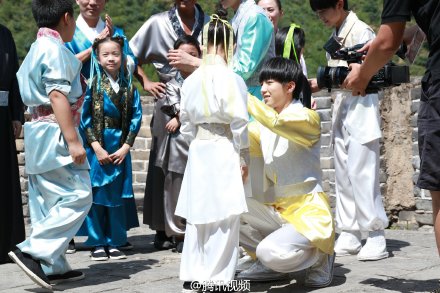 @TFBOYS组合 真人秀节目《加油小当家》最新预告+独家花絮送上！拍摄MV大解密，“处女座”星人大爆发，面对小粉丝疑问如何招架？三只相互爆猛料！快戳视频，给你意想不到的惊喜哦！L后接独家花絮：球球抱怨茱迪抢戏 TFboys继续带孩子