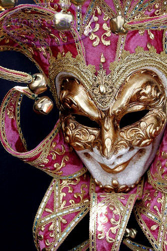 【Venetian Joker mask】威尼斯狂欢节上常见的集中小丑面具是有细微的区别的。这种面具起源于意大利中世纪的弄臣面具，一般配合着菱格图案和夸张的下垂帽出现，有欢乐与隐藏的意思 。男用款笑容夸张而明显，称Joker…