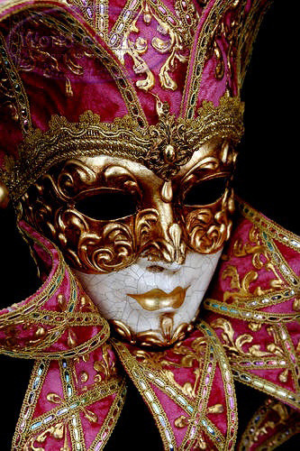 【Venetian Joker mask】威尼斯狂欢节上常见的集中小丑面具是有细微的区别的。这种面具起源于意大利中世纪的弄臣面具，一般配合着菱格图案和夸张的下垂帽出现，有欢乐与隐藏的意思 。男用款笑容夸张而明显，称Joker…
