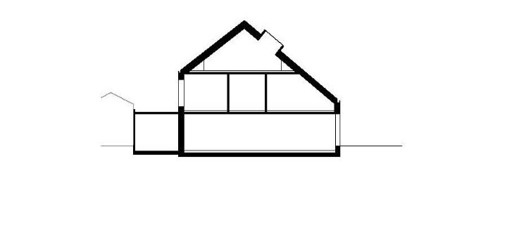 这个独立式单家庭住宅位于慕尼黑近郊，它采用木质框架结构，仅用六个月建成。项目以最佳方式利用现有条件，在小块场地上获得最大可能的使用面积。该建筑沿着住宅线建在街道旁边，它所在的道路通向城市，所以该住宅也算是城市的边缘。紧邻街道的前花园被保留下来，周围建筑的屋顶朝向也维持原状。