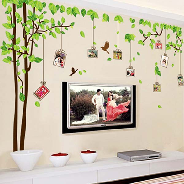空荡的白墙显得单调而沉闷； 贴上记忆树装饰相框墙贴，可以让墙面一下活跃起来； 自己动手把照片贴上，让家变得更有趣。