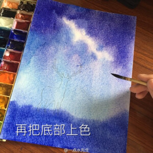 来自插画师@一点水先生的作品，教大家用简单步骤画一幅唯美的星空与鹿的水彩画，看的小编我都心动了，我要赶快画一幅。