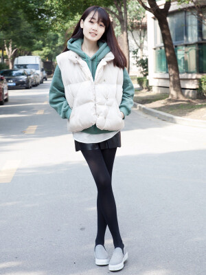 超可爱的小面包马甲,上身就是鼓鼓的,超萌的^_^ 一套浅色的搭配真的是太好看啦　，美的不要不要的, 内搭了加绒的连帽卫衣,完全和马甲配到不行,
恩..... 他们是一个组合~
