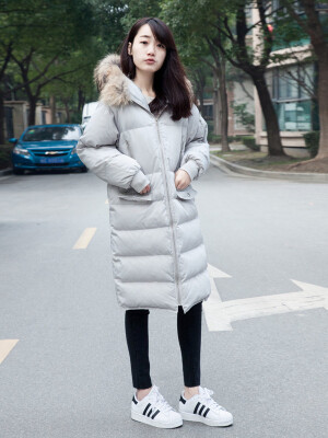 突然降温的上海,冬天就是来的这么突然,可以算是速冻!! 一下子快降温到零度..
怕冷的旁友们...保暖抗寒的外套就可以穿起来了,这件上身区别于一般的羽绒外套,不会显得很臃肿,是直筒版型的,反而会视觉上显瘦,
内搭了一件纯色毛衣和加绒的黑色修身的裤子,俨然一副过冬的样子,鞋子可以换成雪地靴啦~~大大的毛领,看着就是超级暖的,
看着都暖上身自然是保暖极啦~~ 超爱这件, 今年冬天就靠它啦~~