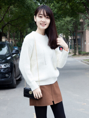 最爱这样简约的毛衣，没有什么过多的装饰，就这样简简单单的，配上一条有点小设计感的短裙，外面可以直接搭配外套或者是大衣，都很棒！　　搭配很和谐的一套，个人很爱，推荐！