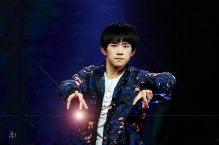 #撞不掉的玫瑰# #全员即刻加速1128迈# dancer or magician? @TFBOYS-易烊千玺