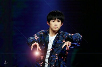 #撞不掉的玫瑰# #全员即刻加速1128迈# dancer or magician? @TFBOYS-易烊千玺