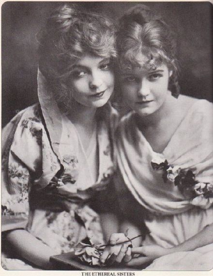 Lillian and Dorothy Gish 姐妹，美国默片时代演员，摄人心魄、宁静、深邃，黑洞一般吸引视线，使人忘记了脸的存在。