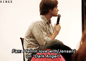 #J2# 粉丝：“我爱死DA里的Jensen了！”啪嗒：“我们不都是？” 粉丝：“我超喜欢Jensen~&amp;quot;啪嗒：“我也是~” 粉丝：“Jensen你是我的男神！我爱你！”啪嗒：“我也是~~” 是是是是你妹啦！不要每次都在迷妹表白的时候趁机炫耀！！！#GIF图#