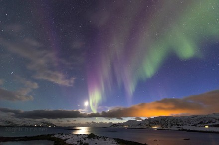 月光、暮光、灯光，都没能阻挡住绚丽多彩的极光，共同照亮了冰雪覆盖的峡湾。@ch3chen 2015年3月23日摄于挪威特罗姆瑟。佳能6D + 16-35镜头，焦距16mm，ISO 3200，f/2.8，曝光10秒。公众号#Steed的星空#，每日推送星空佳作。更多图片请见#夜空中国#：NightChina.net