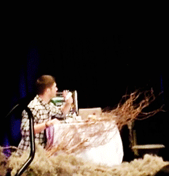 #J2# #Torcon2014# 珍妮猫爬上舞台这段简直萌出血…………………………跪在桌子后面撒盐的样子可爱得分分钟想X哭他………………………………最后两张生动展示了什么叫霸道总裁和他的小娇妻【。#GIF图#（darlingcap