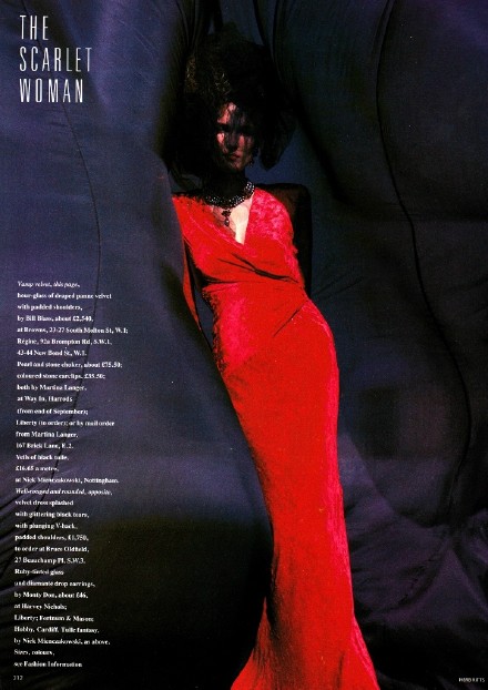 The Scarlet Woman 。Photo by Herb Ritts for UK Vogue October 1985 。