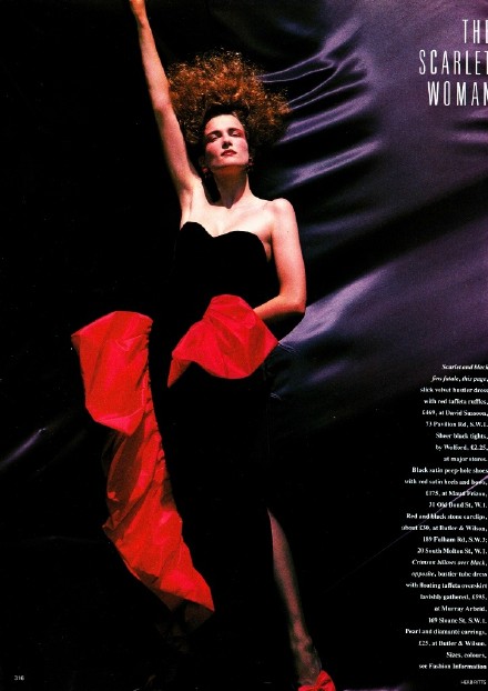 The Scarlet Woman 。Photo by Herb Ritts for UK Vogue October 1985 。