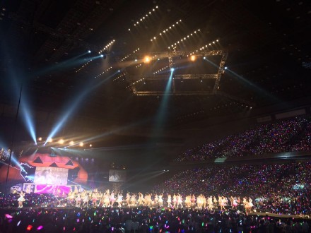  #AKB48##渡边麻友#【2015SSA二日目夜公演】（1、2P为一日目尾崎拍摄）麻友MC：最初还没有什么实感，可是渐渐心里越来越感到寂寞了呢。我想饭的大家也是同样的心情，不想分离啊。（客席鼓掌）这几天的李酱闪闪发光，真是…太可爱了！！ 南：噢噢噢！ 川荣：…害羞…因为平常不怎么被人夸…