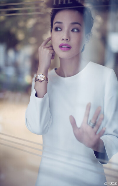 舒淇为Bvlgari Lvcea 女士腕表“最好的时光”拍摄广告大片。