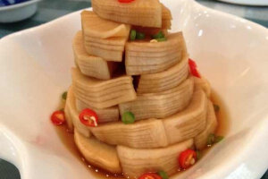 1. 将象牙白萝片去皮切块打花刀备用将生抽，糖，香醋，盐放在一个可以密封容器里调制成汤汁待用（口味：酸甜） 2. 将打好花刀的萝卜块放入调好的汤汁内冷藏泡制12小时以上。 3. 将泡好的萝卜块码入研究会内…