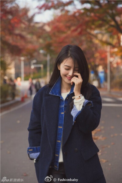 高圆圆一组漫步韩国梨花女子大学的片，低头浅笑的她在红叶的映衬下更迷人。