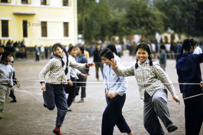 22 / 26 事实上，从当时留下的一些影像来看，70年代的中国并不是蓝灰绿一统天下。大街上也有小碎花和格子上衣，也有色彩鲜艳的衬衣，成为蓝灰绿世界里的一抹亮色。图为1972年，广州。摄影|威廉·約瑟夫