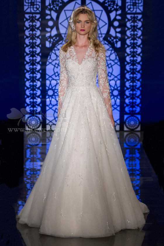 Reem Acra（雷姆·阿克拉）于纽约婚纱周发布2016秋冬婚纱系列，模特们身着品牌新季婚纱，头戴闪闪发光镶嵌宝石的耳机走上T台，十分亮眼抢镜，颇具趣味！