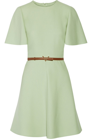 Valentino 这款优雅的迷你连衣裙采用奢华的羊毛真丝混纺面料制成，带有飘逸的钟形双袖和柔和的荷叶边裙摆。腰部配有皮带以凸显出曼妙纤腰。建议搭配中性色配饰，衬托出单品独特的薄荷绿色泽。