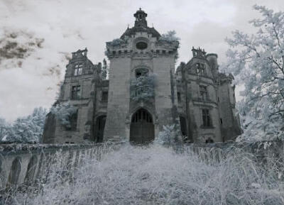 被遗忘的城堡CHâChateau de la Mothe chandeniers。这座法国普瓦图-夏朗德地区的城堡最早要追溯到十三世纪，起初叫Motte Bauçay 。后来经历了“百年战争”和法国大革命两次摧毁。在1809年，由一位富商买下并重建城堡…