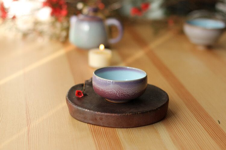【器世界】精品钧瓷茶具#孔相卿钧瓷茶具 孔家钧窑茶杯#手工拉胚 钧瓷茶杯 品杯 茶杯与茶汤的交融、肌肤与杯沿的轻抚，更让品茗人在把玩杯器之时，别有一番兴味，而中国悠久的品茗文化，以及历代文人对于杯器的歌咏传颂，更造就了茶杯的深厚内洒。