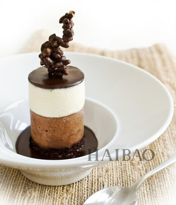 慕斯蛋糕，法式甜食，是一种奶冻式的甜点，可以直接吃或做蛋糕夹层，入口即化，口感柔软，品尝后回味无穷。