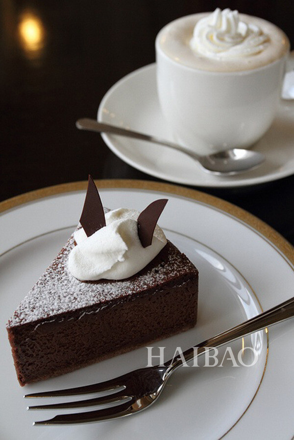 沙河蛋糕，奥地利国宝级甜品，是一款以巧克力涂抹的内裹杏仁及果酱的巧克力奶油蛋糕。