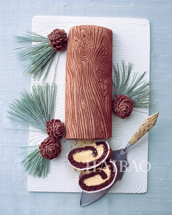 木材蛋糕，法国圣诞节中必备的甜品，主要成分包括清蛋糕或其他海绵蛋糕、巧克力奶油乳酪以及其他成分。