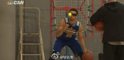 眼罩遮眼、同运篮球和网球，库里是这么练球的。