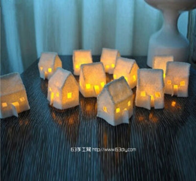 用毛毡布DIY一个可爱美丽的羊毛毡小房子夜灯，还有什么比这个夜晚更加浪漫的呢！