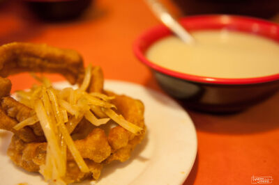 传说中的豆汁和炸圈。豆汁一股馊水味，果然口味很重。炸圈又老又硬。