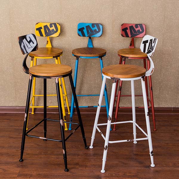 【美式铁艺复古吧台椅】全铁材质，五彩喷漆，加上恰到好处的做旧处理，一改原来工业风沉重沉闷的金属厚重感；圆形小巧的凳面搭配五颜六色的明亮色彩，让这款铁艺靠背椅多了几分活泼俏皮；放置在文艺餐厅，或者家用的休闲厅不仅方便实用，更是增加了不少别致的腔调。￥148