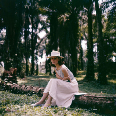 1958年，奥黛丽.赫本在非洲拍电影《修女传》的时候，摄影师 Leo Fuchs为她拍摄的一组照片。