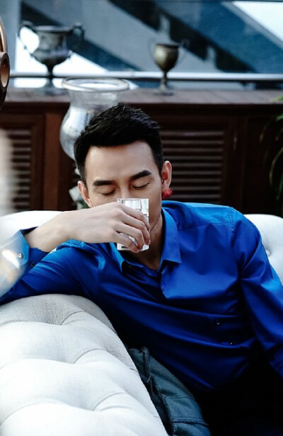 #王凯kkw# Diro的这个html5广告做的，我给满分 从里面扒出来的前几张是大图哟 还有两张没见过的新图 戳链接看【全民男友香，靖王王凯的圣诞之选】:O网页链接