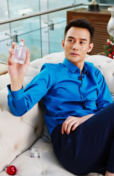 #王凯kkw# Diro的这个html5广告做的，我给满分 从里面扒出来的前几张是大图哟 还有两张没见过的新图 戳链接看【全民男友香，靖王王凯的圣诞之选】:O网页链接