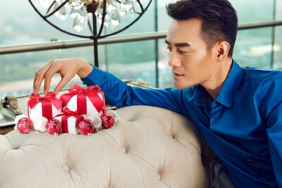 #王凯kkw# Diro的这个html5广告做的，我给满分 从里面扒出来的前几张是大图哟 还有两张没见过的新图 戳链接看【全民男友香，靖王王凯的圣诞之选】:O网页链接