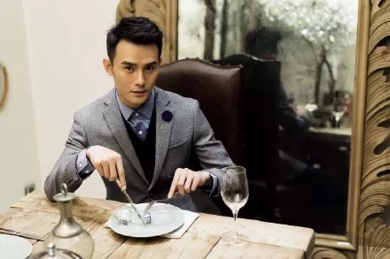 #王凯kkw# Diro的这个html5广告做的，我给满分 从里面扒出来的前几张是大图哟 还有两张没见过的新图 戳链接看【全民男友香，靖王王凯的圣诞之选】:O网页链接