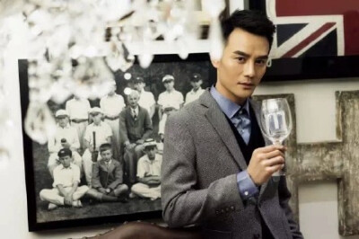 #王凯kkw# Diro的这个html5广告做的，我给满分 从里面扒出来的前几张是大图哟 还有两张没见过的新图 戳链接看【全民男友香，靖王王凯的圣诞之选】:O网页链接