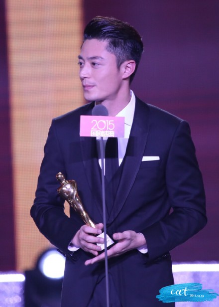 #掌声送给霍建华##霍建华##一分钟百科# 昨晚霍建华在京出席国剧盛典，在领完奖后仍没有离开，而是观看完整场颁奖礼。在活动结束前主持人金星说：“现在不管你是谁的粉丝，我提议将掌声送给一个人——霍建华！”华哥用自己的修养和敬业赢得了大家的尊重，霍迷因你而骄傲。cr.夏天冬眠的貓兒