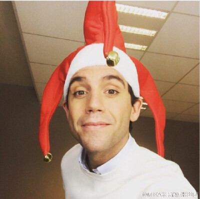 @Mika_official 今晚在巴黎录制The Voice battle 今年最后一次录影！假期越来越近了#MIKA# 圣诞帅哥版本怎么样？