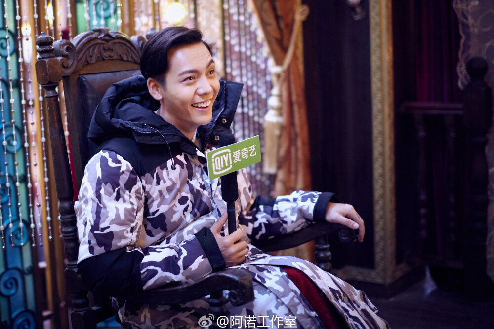 威亚后无缝连接媒体探班的独家专访和持续到晚上的戏