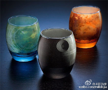 【绚丽的玻璃杯】 这是一组非常绚丽的玻璃杯，将《星际大战》中的行星图案印到了上面，一共 6 个，包括 4个行星、月球和死星。每个杯子都呈现出复杂细密的纹路，依托着球形的杯体，让杯子本身成为一个小的星球，是收藏癖的专爱。另有太阳系各星球图案，每个售价 50 美元。O【室内 • 空间】看过了《芈月传》里的中式风格！但这些类型的中式风格你见过吗？