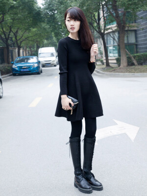 天冷需要这样一件修身的连衣裙，可以单穿也可以内搭，配在外套大衣棉袄里面都ｏｋ，纯色没有什么过多的设计，就这样简简单单的，低调又不会太平凡的一款裙子，推荐！！