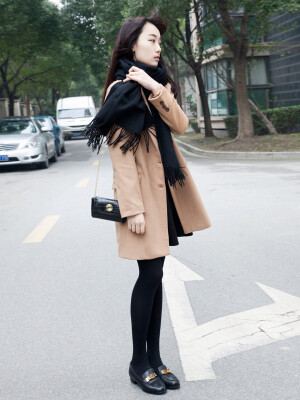 卡其色是我很爱的色调，所以我爱一切卡其色的衣服，这件外套里面内搭一件简单纯色的连衣裙，不会很凸出但是又有点小设计感，外套本身不是很厚，所以围巾是必不可少的，既保暖又可以凹造型，哈哈～！