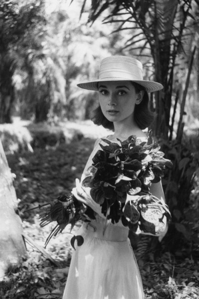1958年摄影师 Leo Fuchs在刚果拍摄的奥黛丽.赫本，那时赫本正在非洲拍她的电影《修女传》。