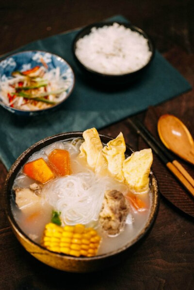 之前说好的暖锅来了！这次咱做的蛋饺，有个汤勺就能做，比包饺子简单还不粘手。等把汤煲得浓浓的，下几个蛋饺配粉丝，能把你给鲜死