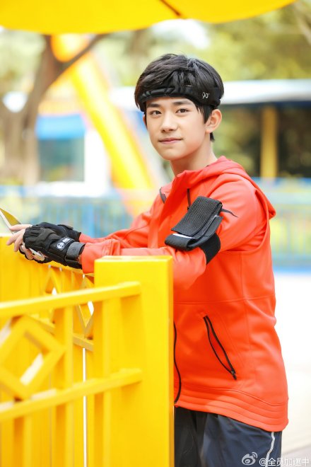 【#全员加速中#第八期】这个少年，叫@TFBOYS-易烊千玺 ，他让加速之旅充满正能量！@李小月mooncake