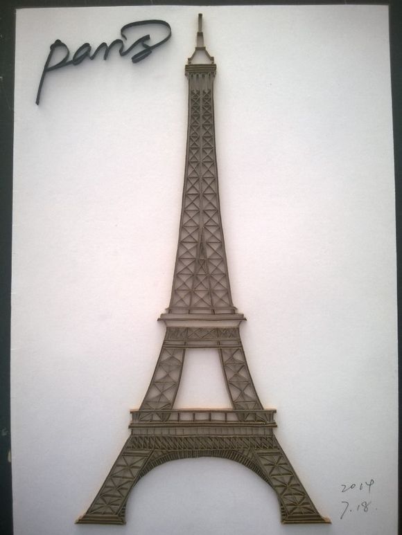 看过纸雕的埃菲尔，也看过立体衍纸埃菲尔，今天我也终于有了自己的平面线条衍纸埃菲尔！！ 吧里好像还没见到过，所以应该算是原创吧~~呵呵~~（我这是A4的，里面叉叉叉的小纸条太多了，都快做疯了~~） 这是成品，随便找了个相框发现超搭，自己已经对这幅作品爱不释手了~~~ 这是成品侧面和底部的视角 这是还没加英文的埃菲尔的三个视图 纠结了半天要不要加英文，因为怕写的不好看，最终还是加上去了，不过加了之后确实有不一样的感觉！ 最后再发一张线稿图吧，方便大家做