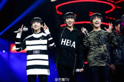 #湖南卫视跨年#彩排——三小只@TFBOYS-王俊凯 @TFBOYS-王源 @TFBOYS-易烊千玺 彩排都这么元气满满，棒棒哒#芒果TV跨年追星夜# 提问得签名活动→O芒果TV #芒果TV跨洋直播狂欢周#